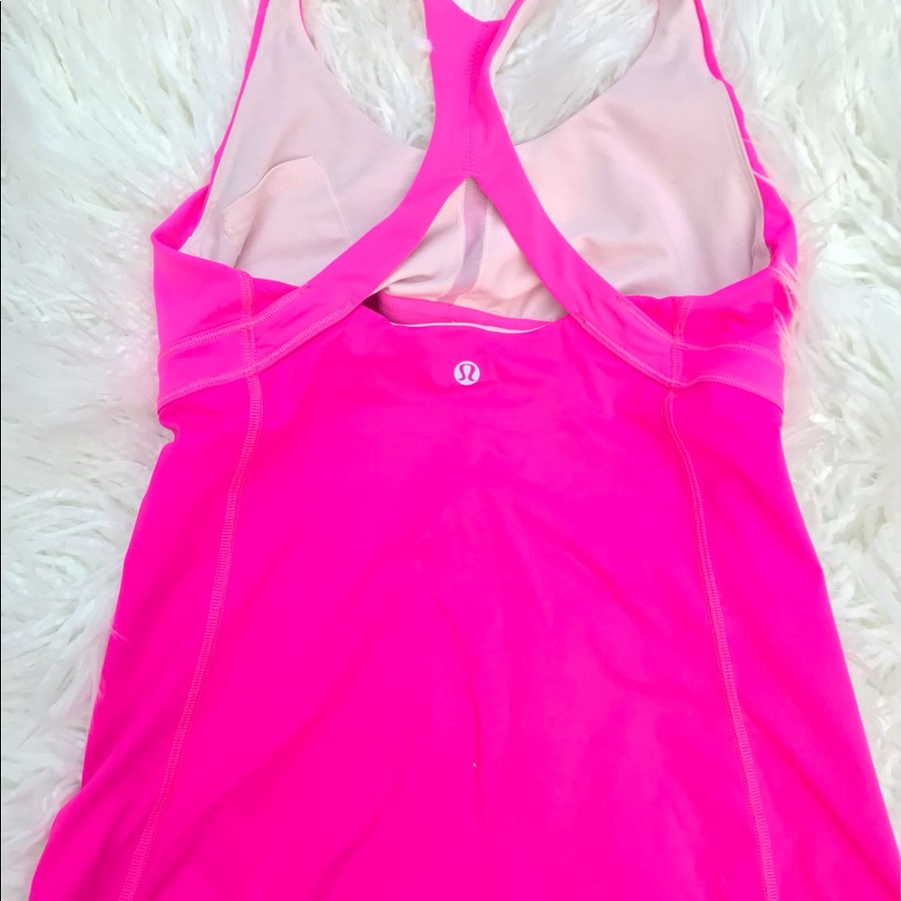 Lululemon top check the pics for flaws. It’s a very small 4 but could fit 2